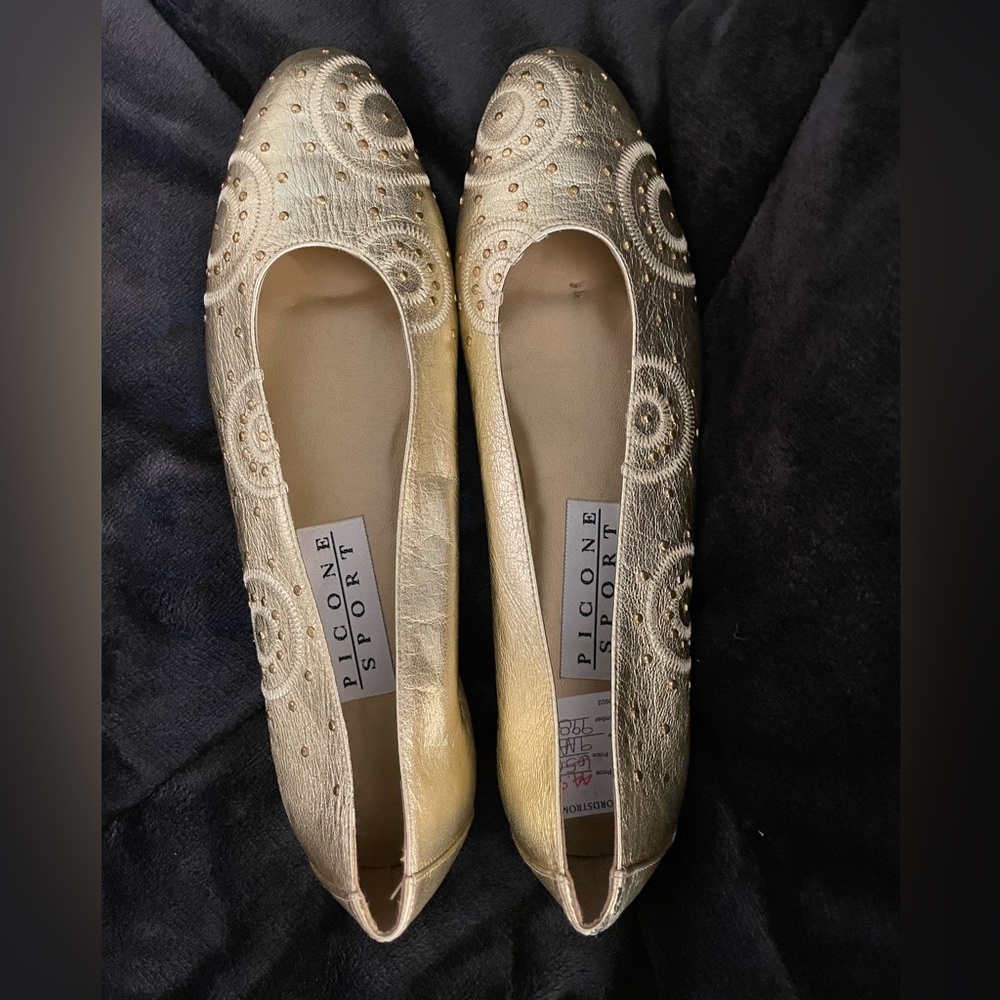Designer Evan Picone Gold Flats. Narrow Size 9AA. Purchased at Nordstrom.